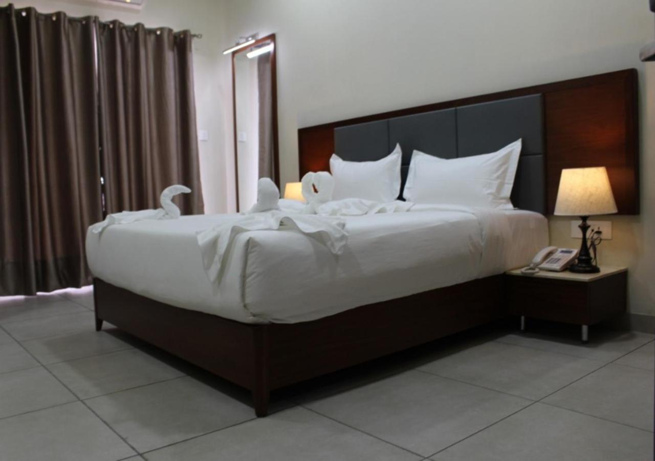 Ixoras Hotel Kinshasa Bagian luar foto