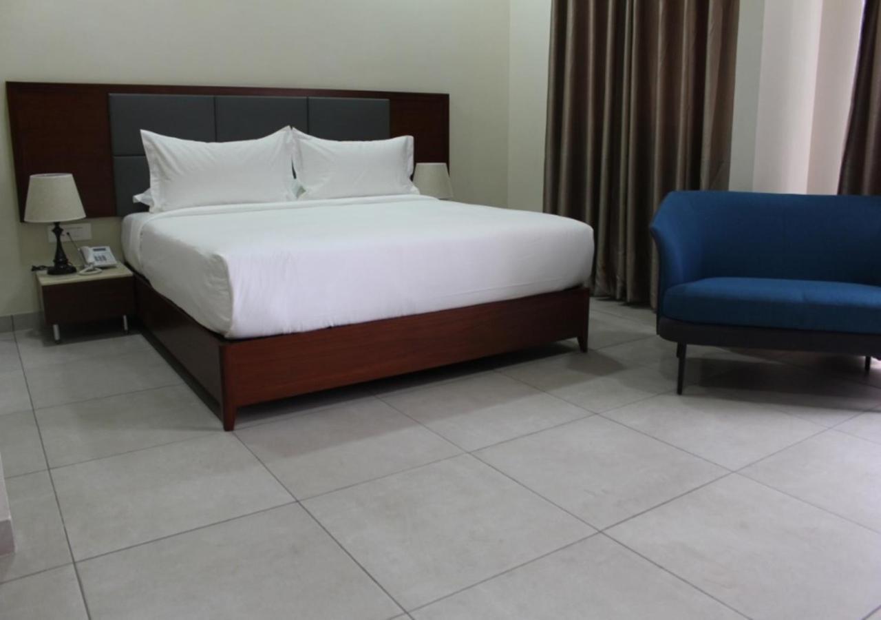 Ixoras Hotel Kinshasa Bagian luar foto