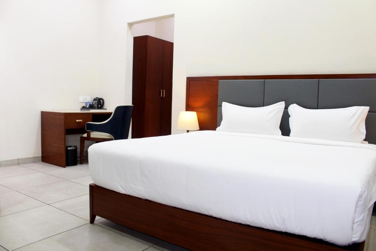 Ixoras Hotel Kinshasa Bagian luar foto