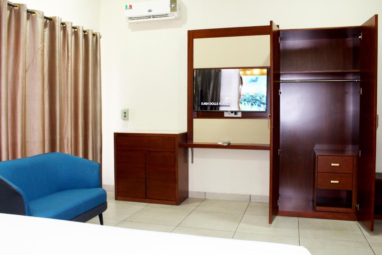 Ixoras Hotel Kinshasa Bagian luar foto