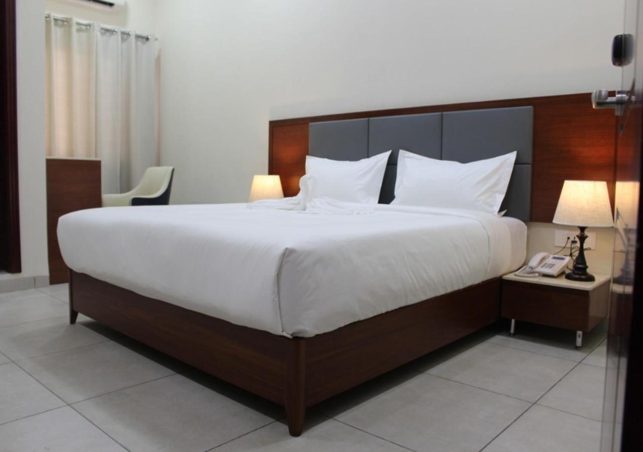 Ixoras Hotel Kinshasa Bagian luar foto