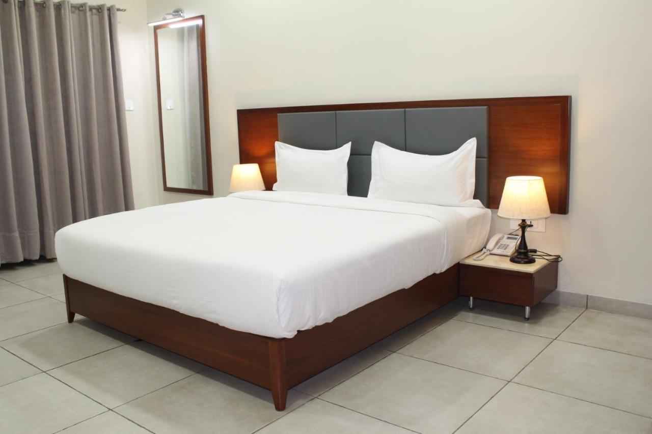Ixoras Hotel Kinshasa Bagian luar foto