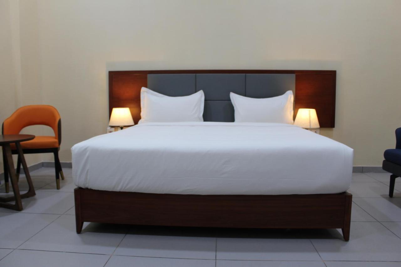 Ixoras Hotel Kinshasa Bagian luar foto