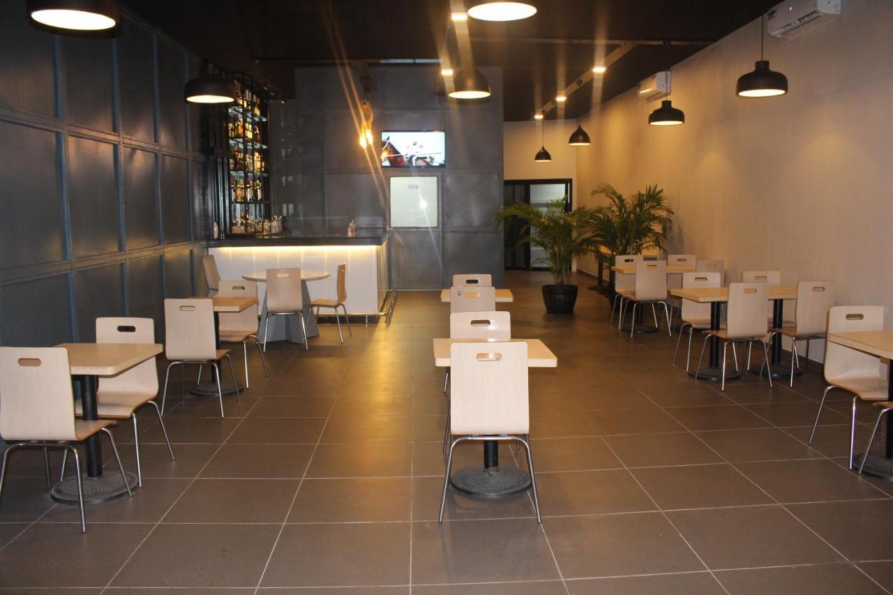 Ixoras Hotel Kinshasa Bagian luar foto